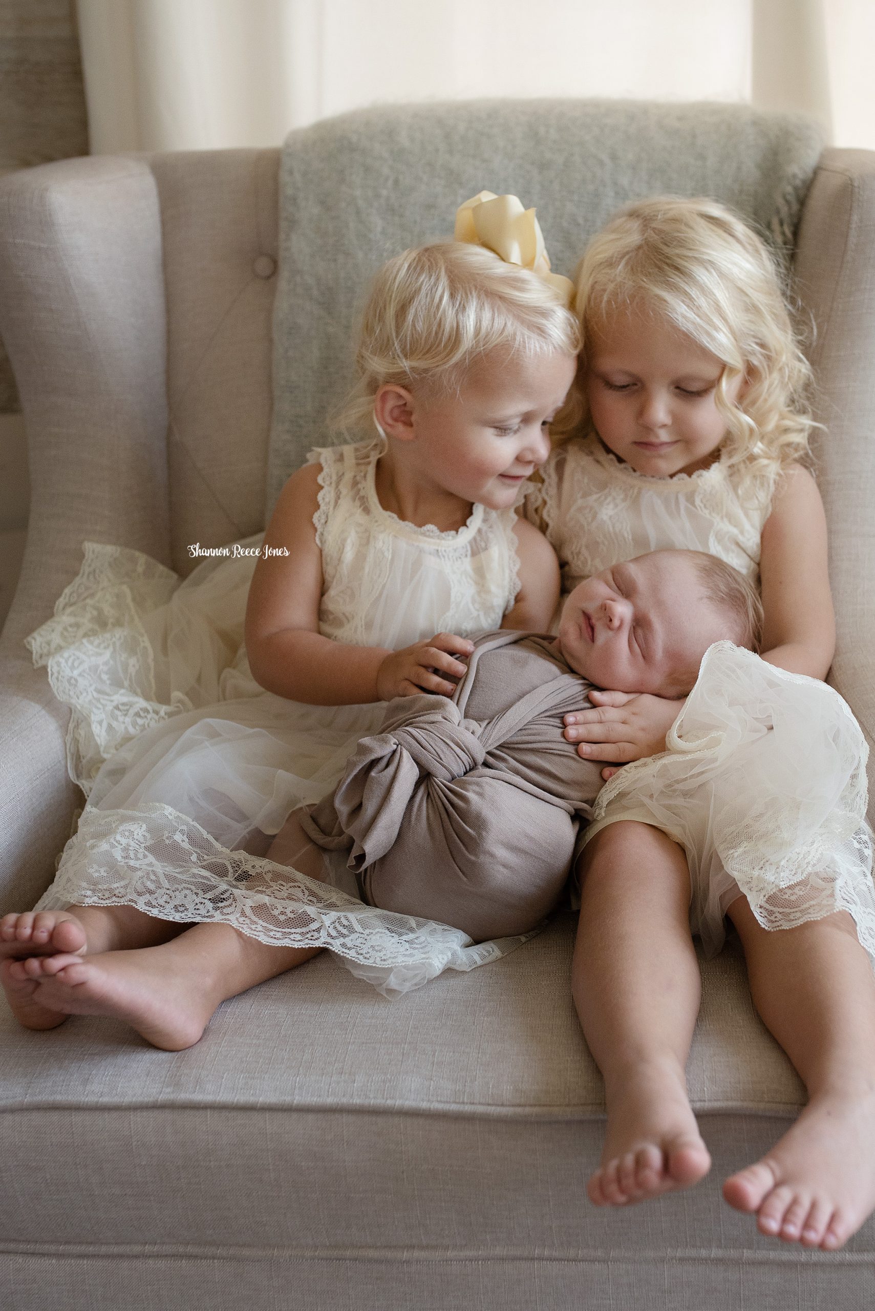 how to help siblings enjoy a newborn photoshoot