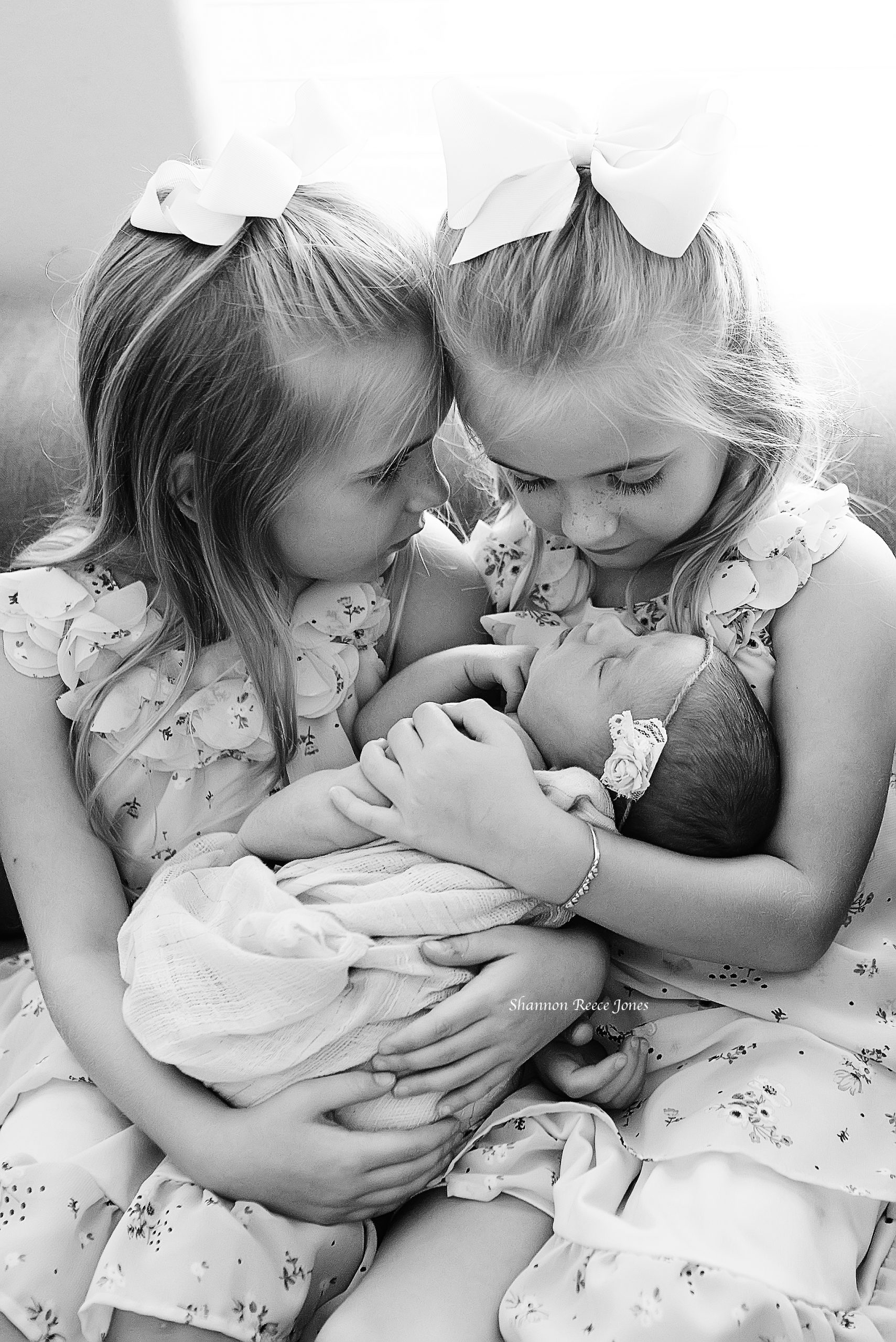 twins holding baby sister, at-home lifestyle photography katy texas