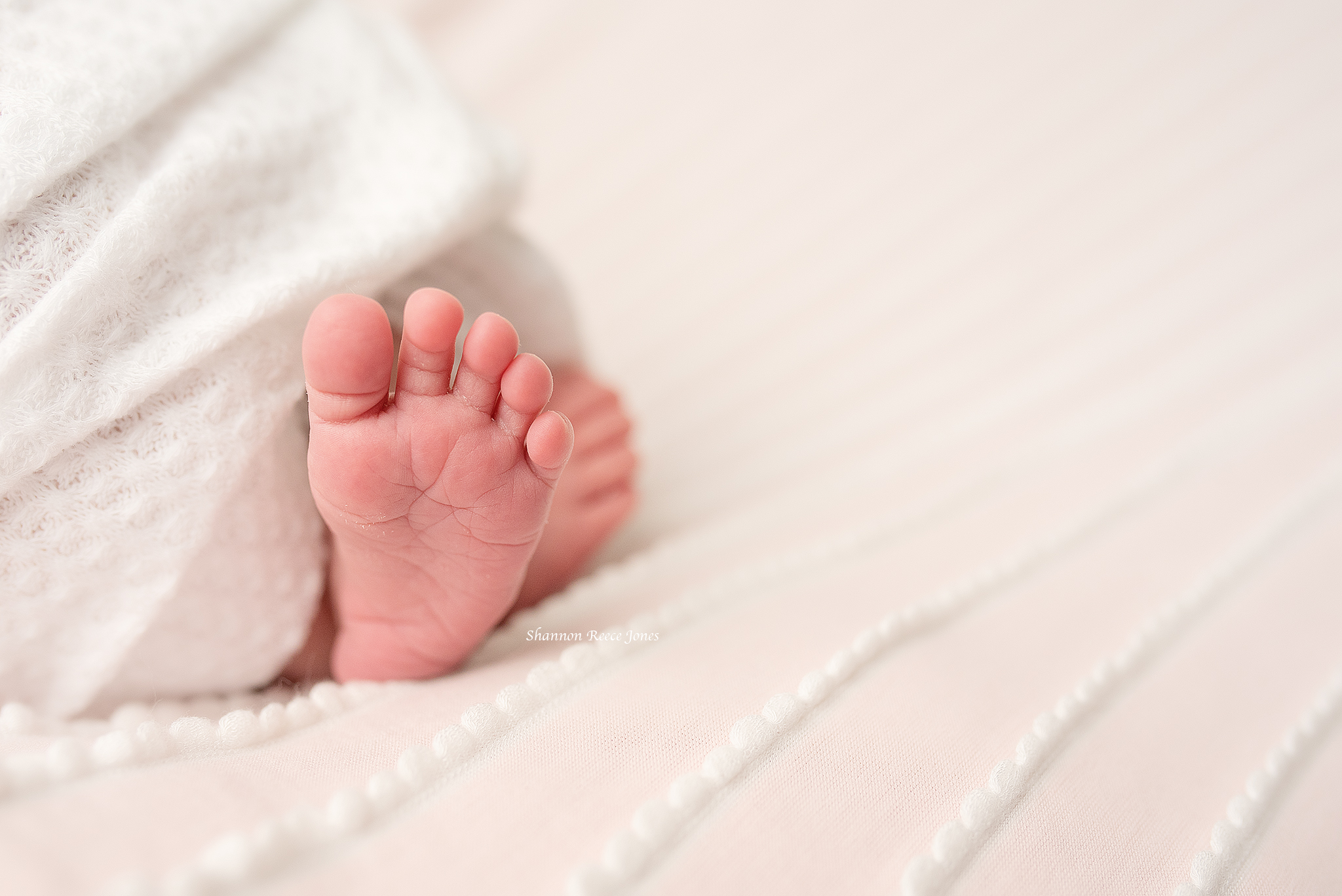 closeup on newborn feet, baby sneak peek