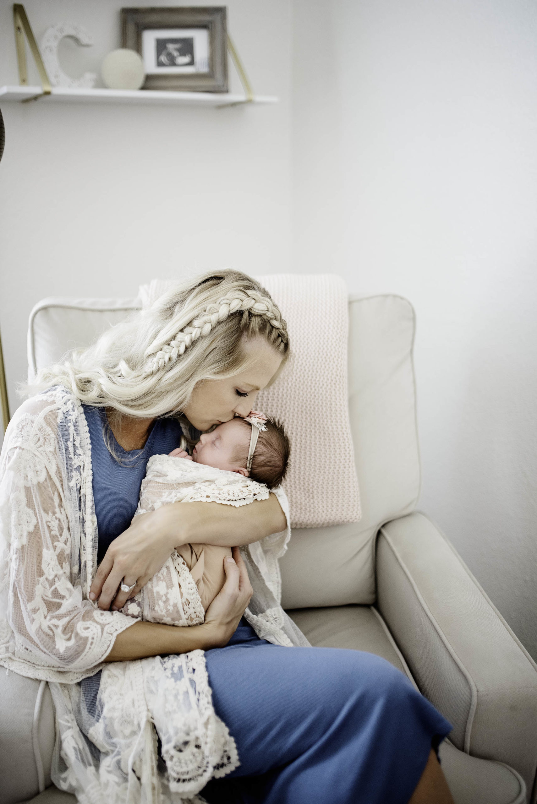 mom kissing newborn, Shannon Reece Jones Photography