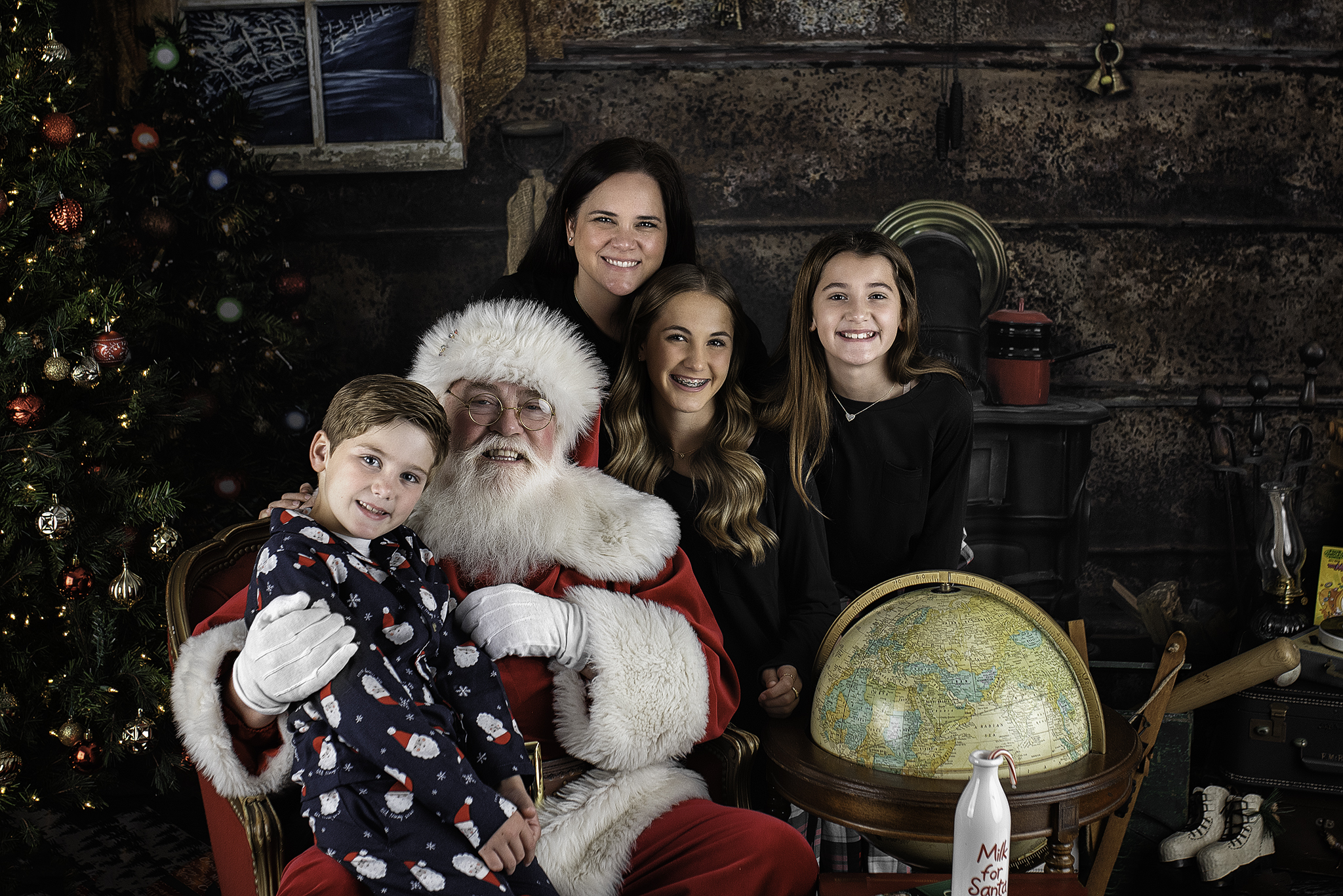 Shannon Reece Jones photography and family in studio with Santa